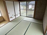東端6畳和室。押入が付いてモノを収納出来て、部屋を広く使えます。