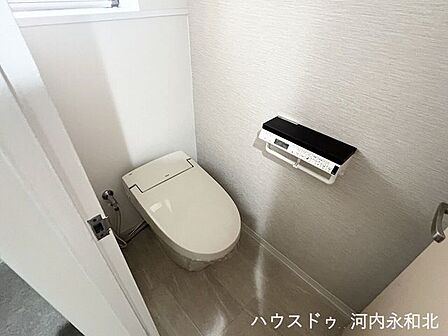 マンションでは珍しい窓付きのトイレ!自然換気がしやすく、いつでも爽やかな空気が流れます。