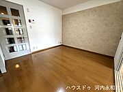 柔らかなアクセントクロスが彩るダイニング。