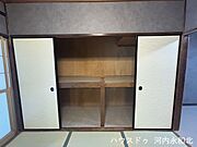 お布団や季節の家電もたっぷり入る、奥行きのある和室収納。 中段の棚があることで、上下に分けて効率よく荷物を整理できます！