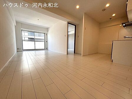 窓からの優しい光が足元まで届くリビング。