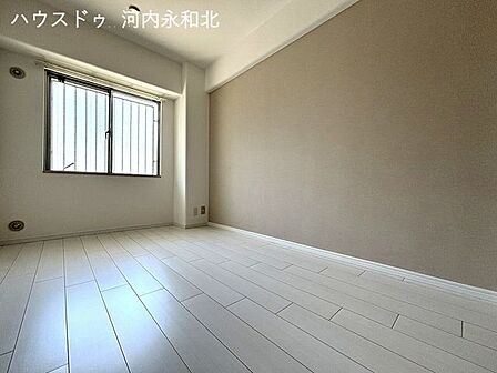 落ち着いた雰囲気でリラックスして過ごせる洋室5帖。