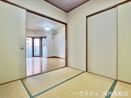 バルコニーからの心地よい風が和室まで通り抜ける、開放感あふれるレイアウト。