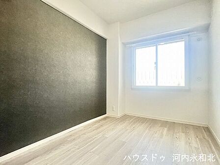 シックな壁紙がプライベートな時間を落ち着かせる洋室。窓からの光で気持ち過ごせます。