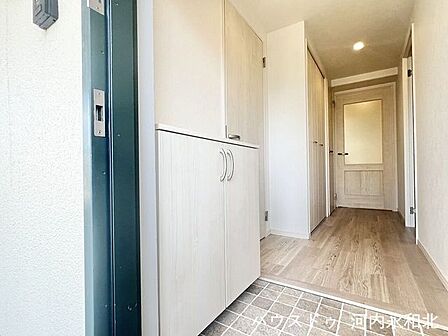 家族の靴がすっきり収まる大容量のシューズボックス。いつでも綺麗な玄関でゲストを迎えられます。