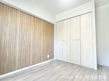 木の温もりに包まれて、心穏やかな眠りを。デザイン性と収納を兼ね備えた洋室です。