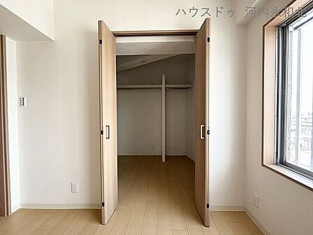 ウォークインクローゼットは洋服を掛けるだけでなく、物置などの大型収納としても活躍します。