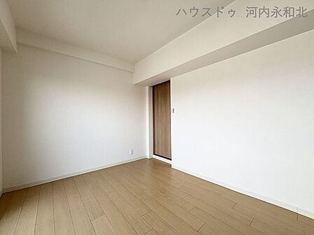 落ち着いた雰囲気でリラックスして過ごせる洋室。