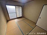 バルコニーに面した明るい和室。