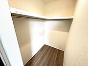 季節物の収納に便利なウォークインクローゼット完備♪