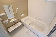 浴室　同仕様　ゆったりくつろげるバスルーム♪小窓付きで換気もバッチリです♪