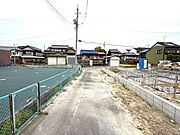 西側前面道路