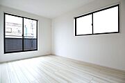 洋室　同仕様　2面採光のお部屋は明るく風通しも良いです！
