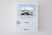 ○カラーモニター付インターホン○　同仕様不在時の訪問は自動で録画されます。訪問者の顔が確認できるのでお子様の留守番にも安心です♪