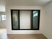 ○シャッター雨戸○　同仕様開閉に力が要らないシャッターを採用しています♪外出時や旅行時の防犯、台風など雨風の強い日にも安心ですね♪