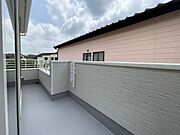 ◇バルコニー◇　南向きバルコニー♪陽当たりが良く洗濯物が良く乾きそうです♪便利な洗濯金物が付いています。