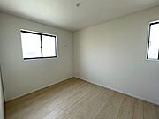 ◇洋室◇　同仕様2面採光のお部屋は明るく風通しが良いです♪収納もしっかり出来ますよ！