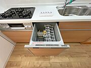 食器洗浄乾燥機嬉しい食洗機付き♪外から食器が見えないのでキッチンがスッキリしますね♪