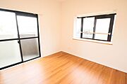 ◇洋室6.2帖◇2面採光のお部屋は明るく風通しが良いです♪収納もしっかり出来ますよ！