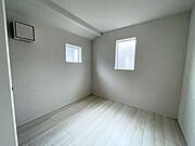 ◇洋室4.5帖◇2面採光のお部屋は明るく風通しが良いです♪収納もしっかり出来ますよ！