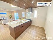 料理好きも納得の収納たっぷり、3口コンロで同時調理もラクラク！三口ガスコンロ＋グリル付きで、同時調理もスムーズです♪