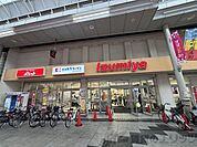 ワッツウィズイズミヤ淡路店 徒歩6分。 430m