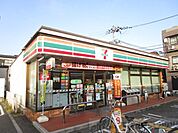 セブンイレブン摂津香露園店 徒歩7分。 550m