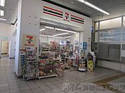セブンイレブンハートインJR吹田駅中央口店 徒歩7分。 550m