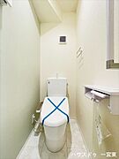 ≪1階≫白を基調としたシンプルな壁紙のトイレです。ペーパーホルダーが2つあるのも嬉しいポイントですね♪