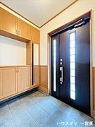 大型の玄関収納には小物を飾るスペースがあります。季節ごとに小物を変えたりとアレンジ次第でさらにオシャレな玄関になります！