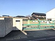 門間保育園◇特色◇・広い園庭には四季を感じさせる木々があり、様々な遊びが楽しめる・第2木曜日はボランティアの方による大型絵本や紙芝居等のお話を聞いている・花壇を利用した収穫と食べる喜び 520m