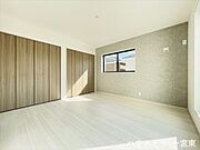 【8帖】一番広いお部屋になっており主寝室の利用に適しています。クローゼットも2戸あり大きいので、ご夫婦でそれぞれ使用することもできますね。