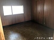 【2階東側洋室】明るく、収納スペースも完備された洋室は、子供部屋としても、寝室としてもお使い頂けます。※家具消しの加工をおこなっています※現況優先