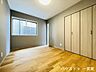 洋室：≪1階6帖≫室内はアースカラーの壁紙で落ち着きの感じられる雰囲気になっています。