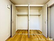≪1階4.5帖洋室≫ハンガーパイプや枕棚があらかじめついているので、サッと片づける事が出来ます！