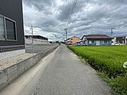 北側：幅員約4mの前面道路です。普通車が1台通れる幅となります。大型車の通行が少ないので、振動や騒音が抑えられます。