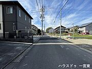 ≪北側西向き　幅約5.4ｍ≫2台の車がすれ違うことが出来る道幅です。車の出し入れもゆったりとする事が出来ます。