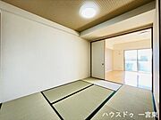 【6帖】南向きのＬＤＫと隣接した和室です。間仕切りを開放すれば計27.5帖のおもてなしスペースになります！