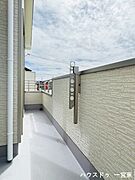 2面をつなぐ広々としたバルコニーは、明るい日差しがたっぷり差し込みます。天気の良い日には気持ちよく洗濯物が干せそうです♪