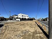 間口は約9.235ｍありますので駐車も安心してできそうです。更地渡しですので、解体費用などもかかりません。