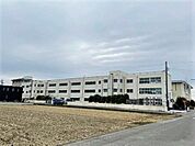 尾西第三中学校【教育目標】「やる気の三中　熱意をもって」を掲げ、「地道・徹底」を貫き、「自立・貢献」できる生徒を育成する【校訓】・健康・自主・礼儀 1100m