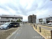 北側幅員約4.1mの前面道路です。車1台が余裕を持って通れる道幅です。車はスピードを控えるので事故率の軽減や歩行者も安心して通行できます。