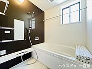 落ち着いた雰囲気の浴室。ゆったりバスタイムで疲れも癒されますね。