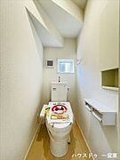 収納棚付きのトイレです。トイレットペーパーのストックも置いておけますね。