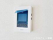 【モニター付きインターホン】来客対応をスマートにしながら、安全性も高める便利な設備。日常の安心感をプラスします。