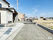 ≪私道 東側北向き　幅約4.0ｍ≫車1台が余裕を持って通れる道幅です。車はスピードを控えるので事故率の軽減や歩行者も安心して通行できます。
