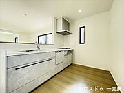 対面式キッチンのため、ご家族との会話も弾みますね。小さなお子さまがいるご家庭も目を離さずに調理ができます。