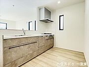 対面式キッチンのためご家族との会話も弾みますね。小さなお子さまがいるご家庭も目を離さずに調理ができます。