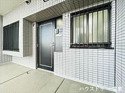≪外玄関≫タイル貼りの落ち着いた外観が印象的な玄関まわり。重厚感があり、安心感のある住まいの入口です。