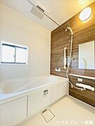 シンプルで使いやすいデザインのバスルーム。日々の疲れをしっかりリフレッシュできる空間です。